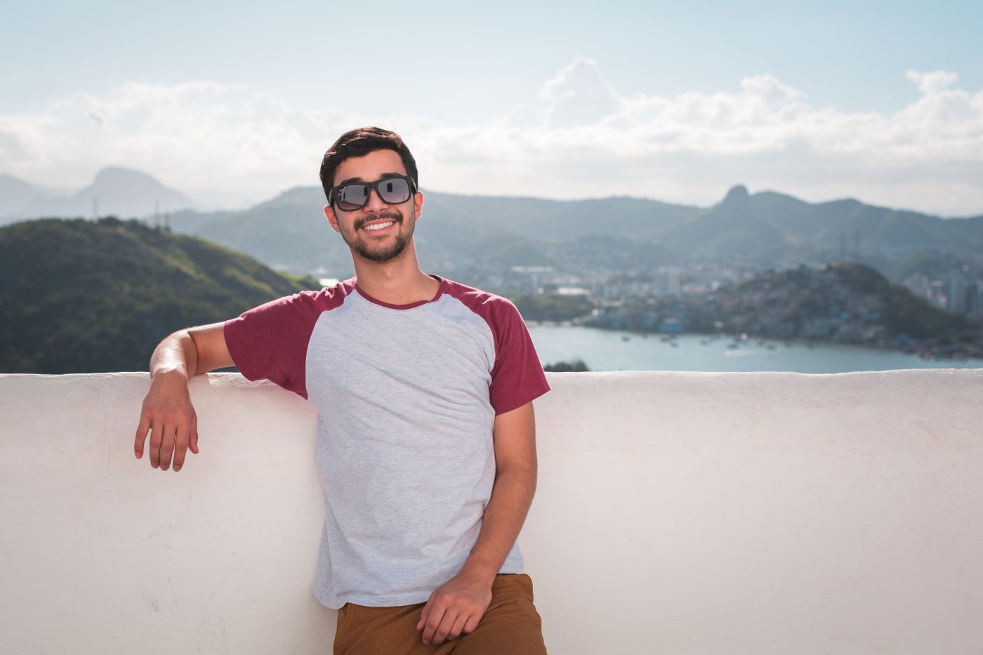 Bearded man outdoors — skin-under-the-beard care for a natural growth routine
